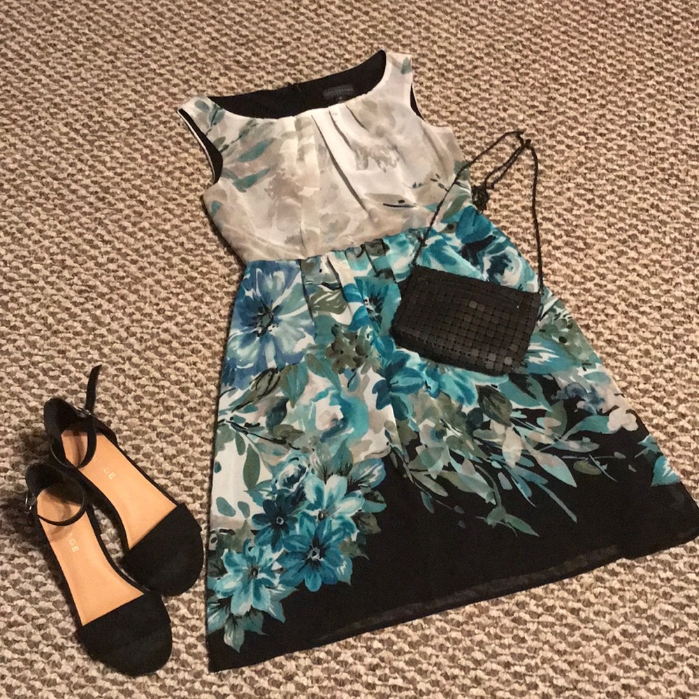 Flowered dress. Size 4P.